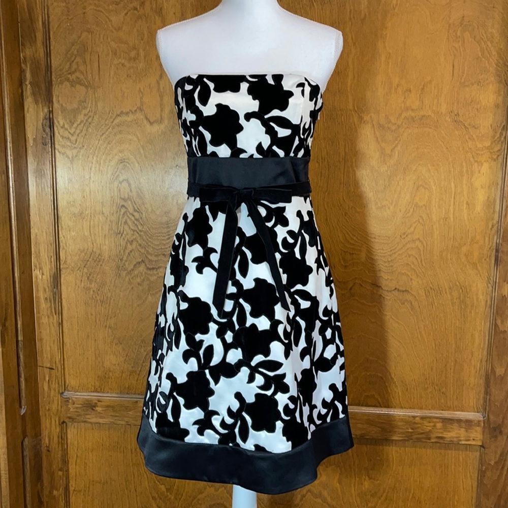 White House Black Market Strapless Dress - EUC